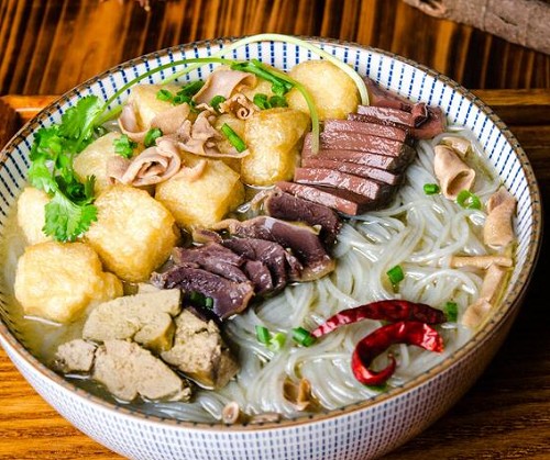 <b>​鴨血粉絲湯白湯怎麽熬？白湯是鴨血粉絲湯中的重要組成部分，其制(zhì)作(zuò)方法如下：</b>