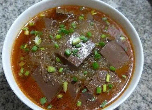 <b>學鴨血粉絲湯去哪裏學？如果您想學習制(zhì)作(zuò)鴨血粉絲湯，山(shān)東甄選餐飲小吃培訓學校(xiào)是一個(gè)值得(de)推薦的選擇。</b>